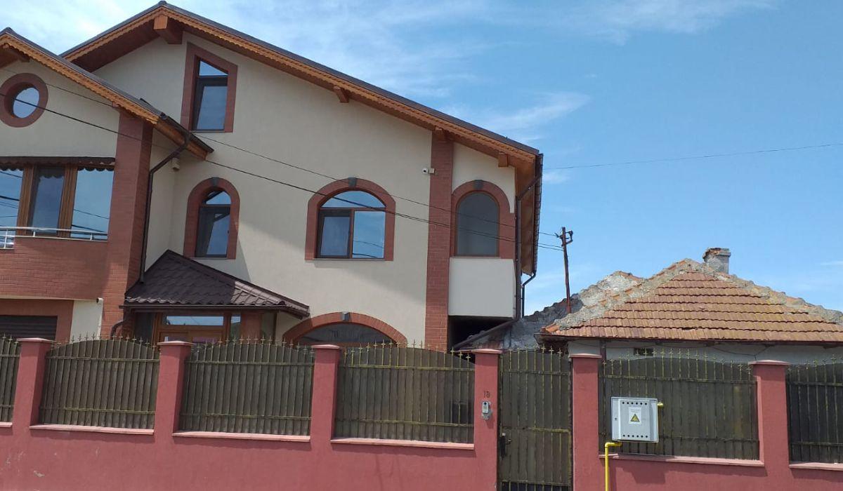 Preotul din Constanţa vrea să dărâme casa bătrânei pentru a face loc în curte