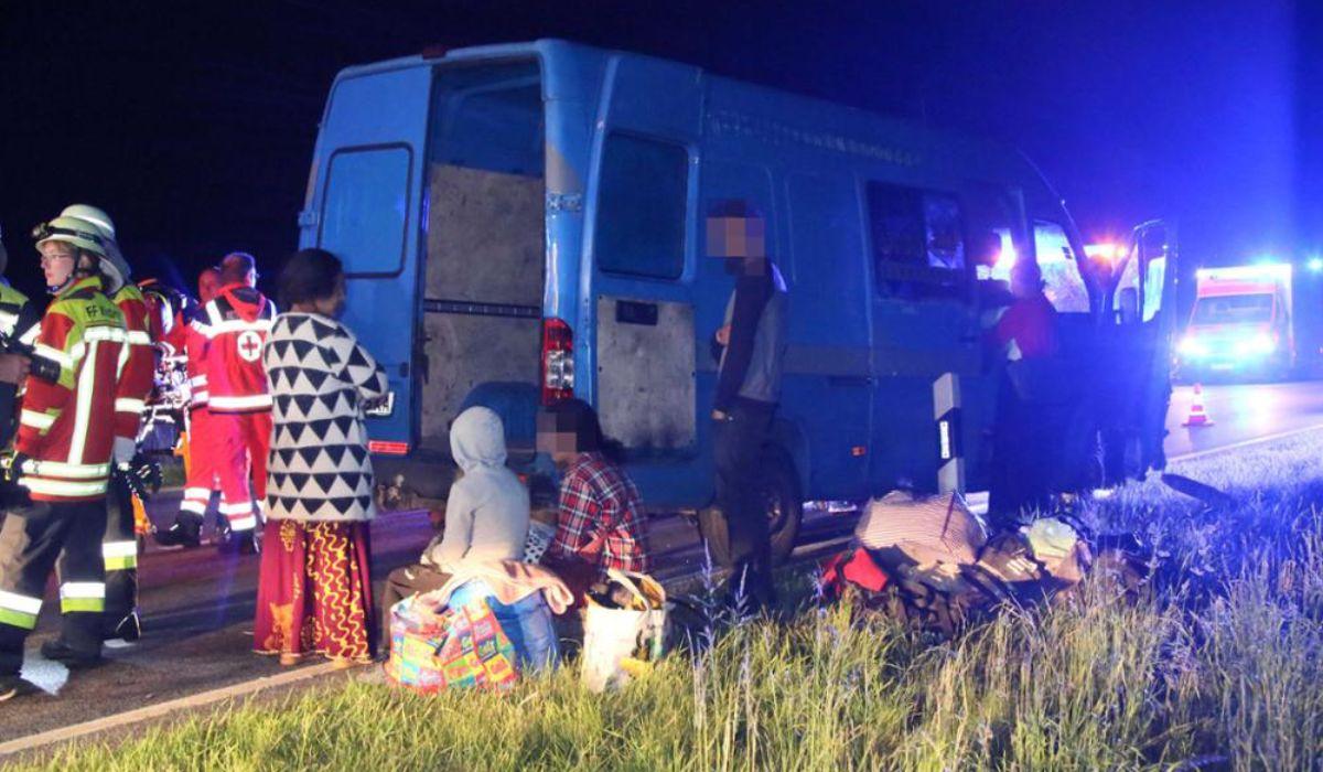 Cei 18 români erau înghesuiţi în microbuz atunci când au făcut accident în Germania