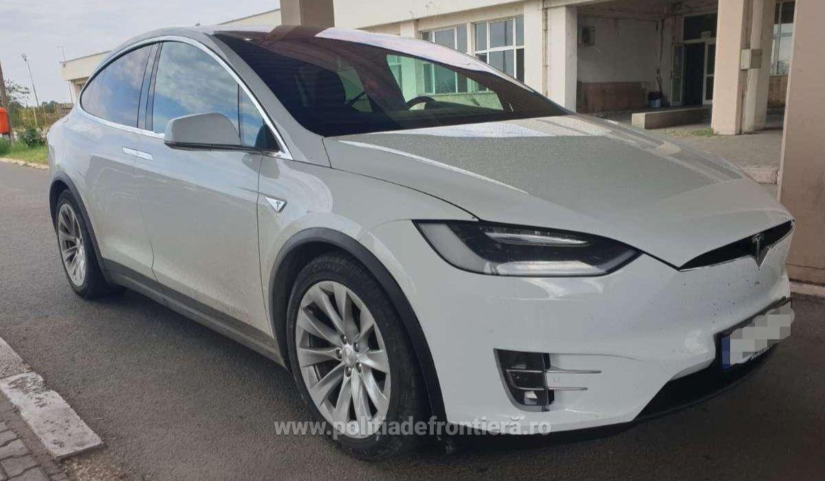 Două autoturisme Tesla, furate din Norvegia, confiscate de la doi români în Vama Giurgiu