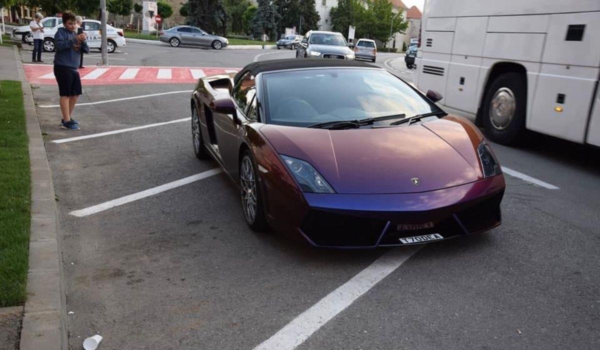 Lamborghini lăsat pe trei locuri, într-o parcare din Aiud