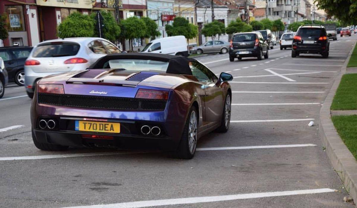 Lamborghini cu volan pe dreapta, parcare pe trei locuri în Aiud