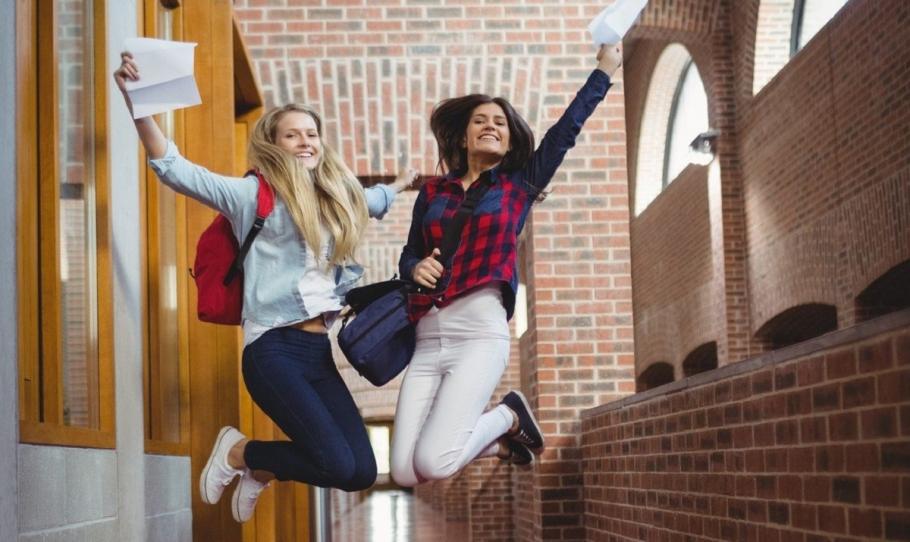 Elevii se bucură după ce au promovat Bacalaureatul 2019 Rezultatele finale la Bac 2019, rata de promovare a crescut