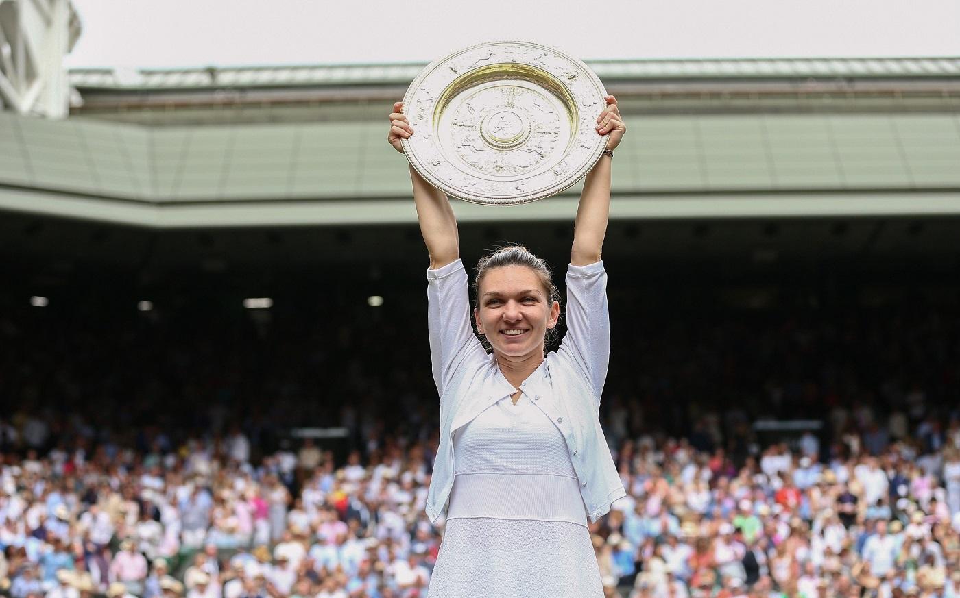 Simona Halep Simona Halep arată trofeul câștigat la Wimbledon