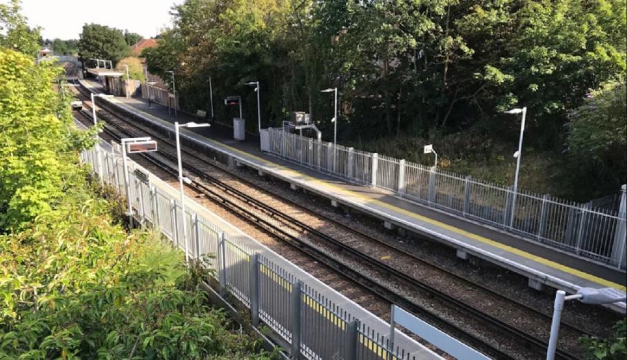 Un elev i-a oferit rucsacul şi telefonul unui coleg, s-a întins pe şină şi a fost lovit de tren Elevul care s-a sinucis în Anglia avea 14 ani