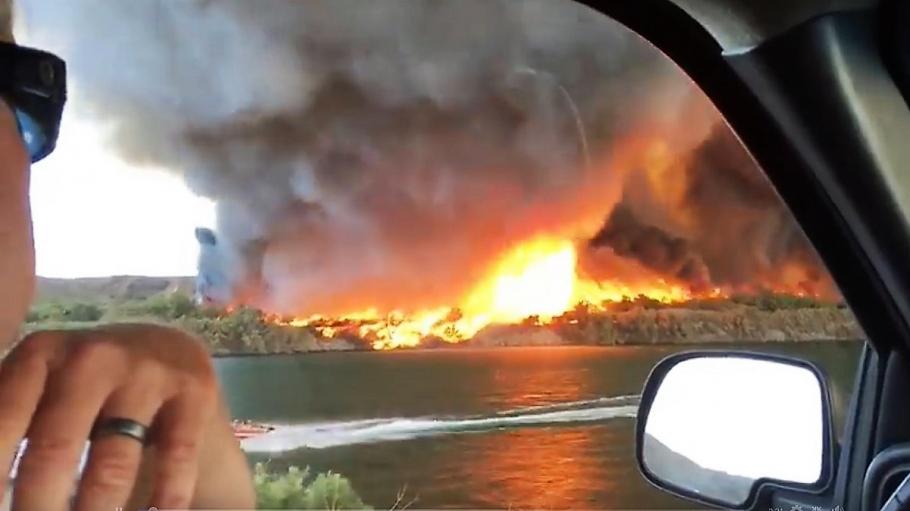 Tornadă de foc filmată în timpul unui incendiu de vegetaţie din Arizona Tornada s-a produs deasupra râului Colorado