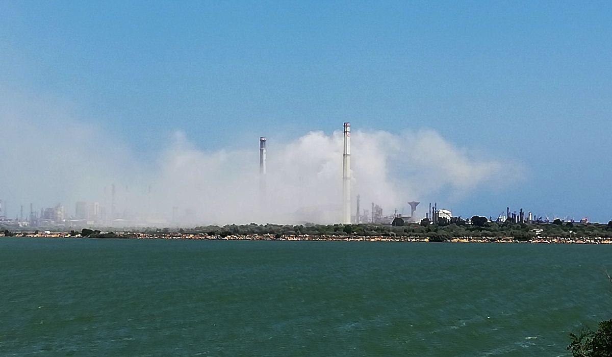 Nori de abur și dioxid de sulf, după o defecțiune la rafinăria Rompetrol