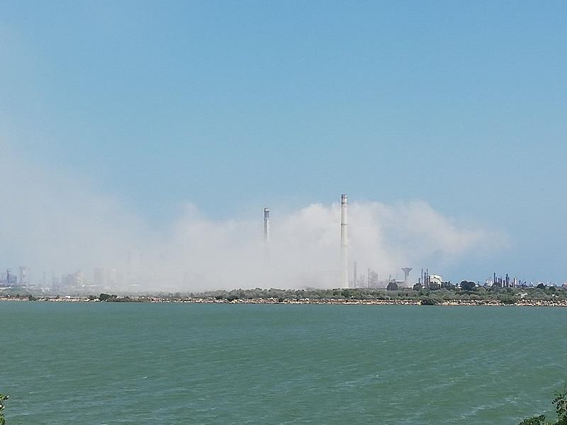 Nori de abur și sulf la rafinăria Rompetrol Năvodari, după o defecțiune la o instalație