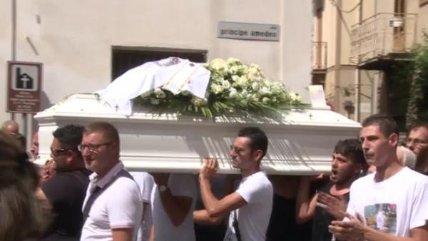 Copil ucis de tată într-un accident în Sicilia, live pe Facebook