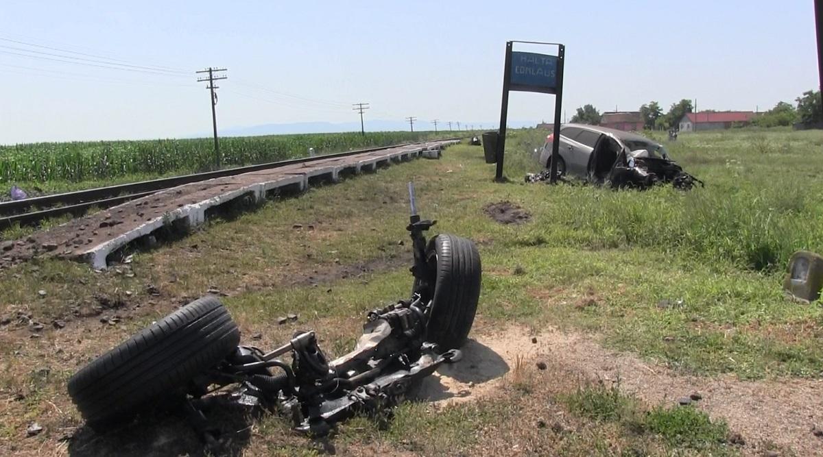 Mașină spulberată de tren în Halta Comlăuș