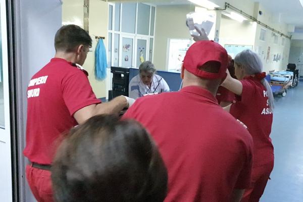 Copil de 4 ani cuprins de flăcări, după ce bunicul său a dat foc la gunoaiele din curte