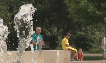 Familie din Bacău care petrece vacanța acasă