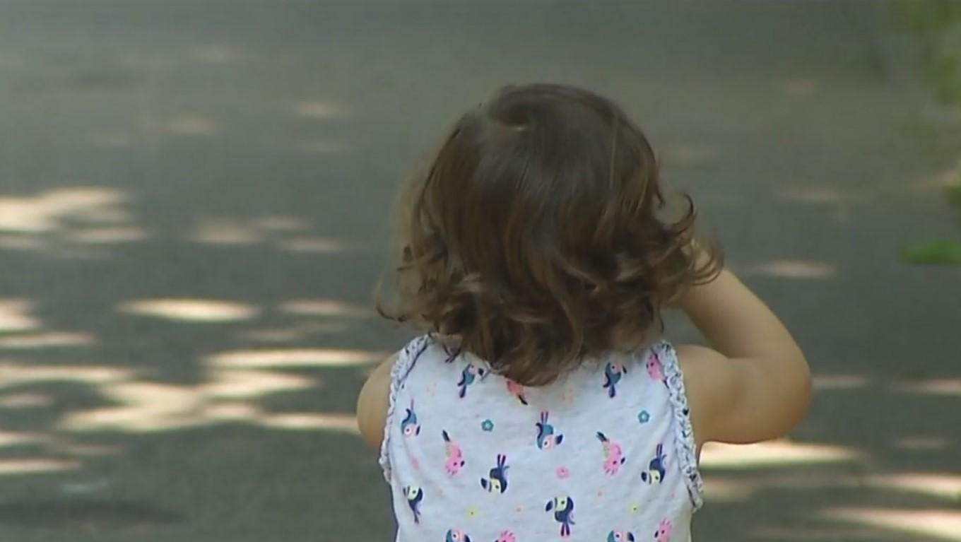 Copil mic aflat într-un parc din București
