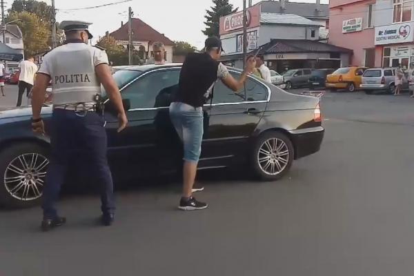 Tatăl copilului lovește mașina cu un levier