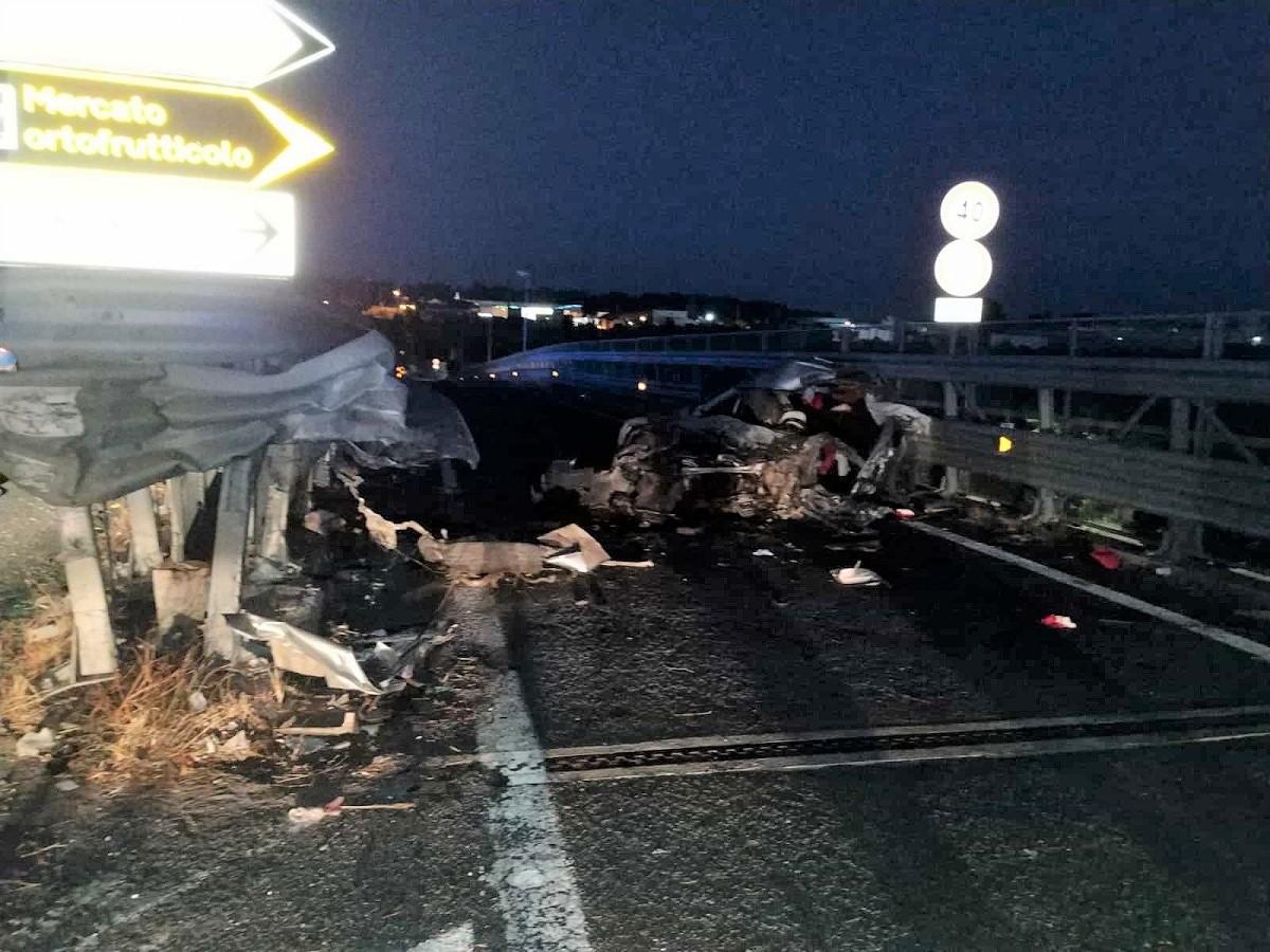 O maşină cu 8 români, între care patru copii, s-a făcut praf în Italia. Accident teribil în Catania