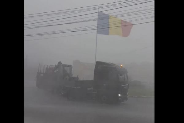 O femeie, la un pas să fie rănită în timpul furtunii