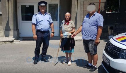 O bătrână din Craiova a găsit o sacoşă de bani pe stradă şi a dus-o la Poliţie