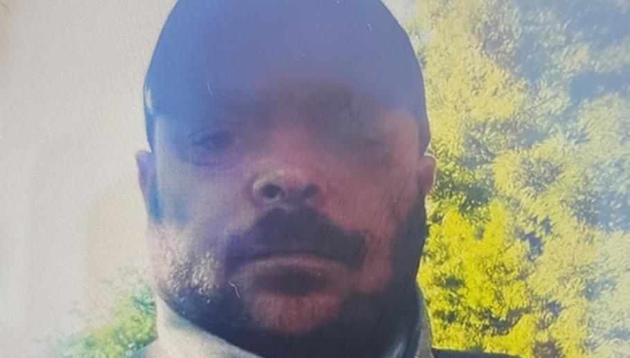 Român plecat la muncă în Anglia a sfârşit în chinuri groaznice. Cortul în care a ajuns să stea a fost incendiat Ionuţ plecase la muncă în Anglia, dar ajunsese să locuiască într-un cort
