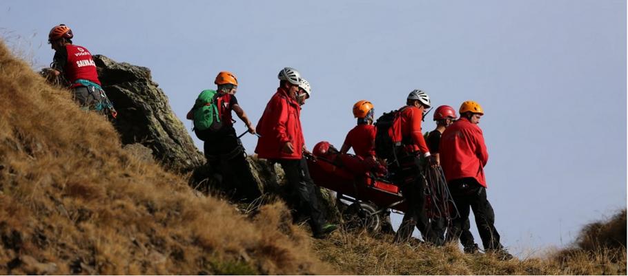 Salvamontiştii argeşeni, obligaţi să meargă la o intervenţie pe jos din cauza traficului infernal Salvamontiştii au ajuns cu greu la victimă