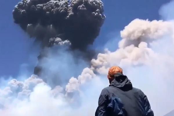 Autorităţile susţin că activitatea vulcanului este una în limitele normale