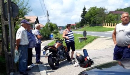 Motociclist grav rănit de o şoferiţă de 74 de ani, în Valea Ursului