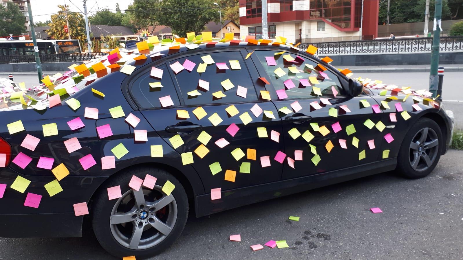 Mașina BMW plină cu mesaje de dragoste