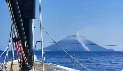 Momentul în care vulcanul Stromboli din Italia a erupt