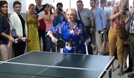 Premierul Viorica Dăncilă, partidă de ping-pong cu ministrul Eugen Teodorovici