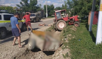 Tată şi fiu prinşi cu un cadavru în remorcă, în timp ce mergeau să îngroape victima