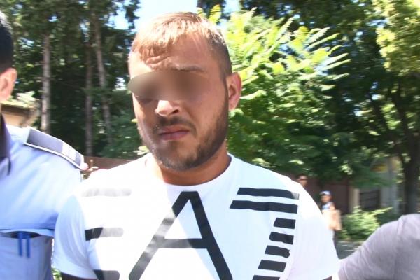 Tânărul prins de 5 ori în 3 zile conducând maşina fără permis s-a urcat din nou la volan. De această dată a atacat cu maceta o persoană (Video)