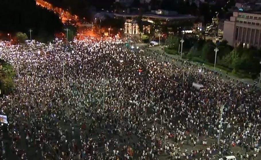 Protestatari Protestatarii în Piața Victoriei la mitingul din 10 august