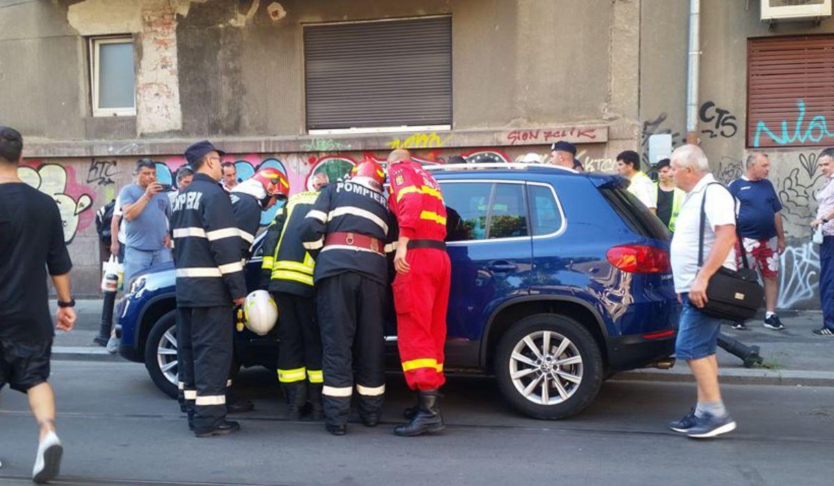 Fetiţă lăsată de tată într-o maşină închisă, la peste 35 de grade, în Bucureşti