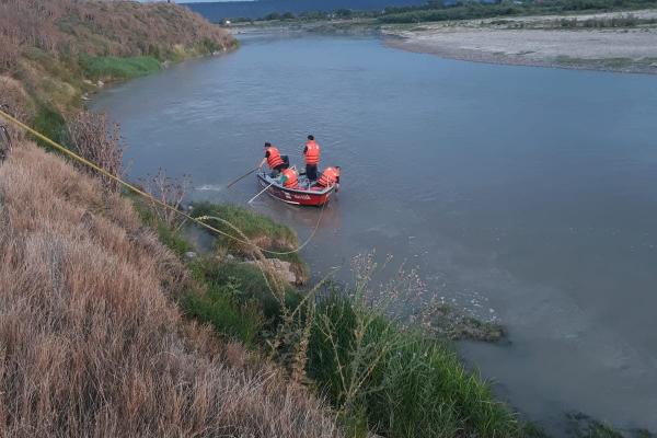 Fetiţa era la scăldat cu fratele ei şi cu încă o fetiţă