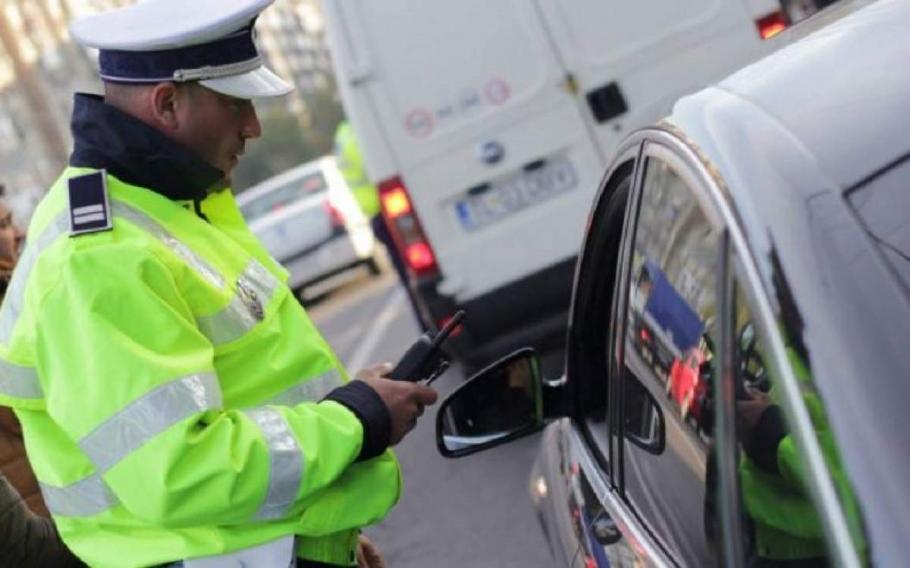 Poliţiştii de la Rutieră, amenzi de aproape 11,4 milioane de lei în minivacanţa de Sf. Maria Oamenii legii au aplicat amenzi de 11,4 milioane de lei