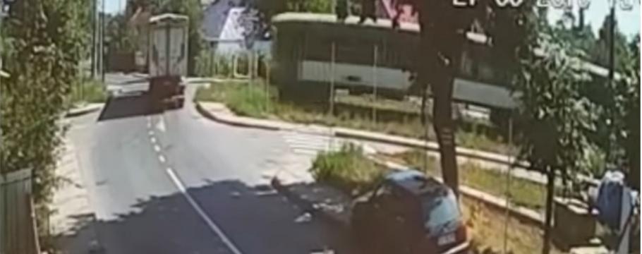 Camion spulberat de un tren de persoane, în Dorohoi. Momentul impactului, surprins de camere Mecanicul de locomotivă a fost rănit uşor