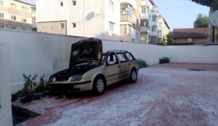 Preotul din Buciumeni a dat foc maşinii soţiei sale care era plecată la mare