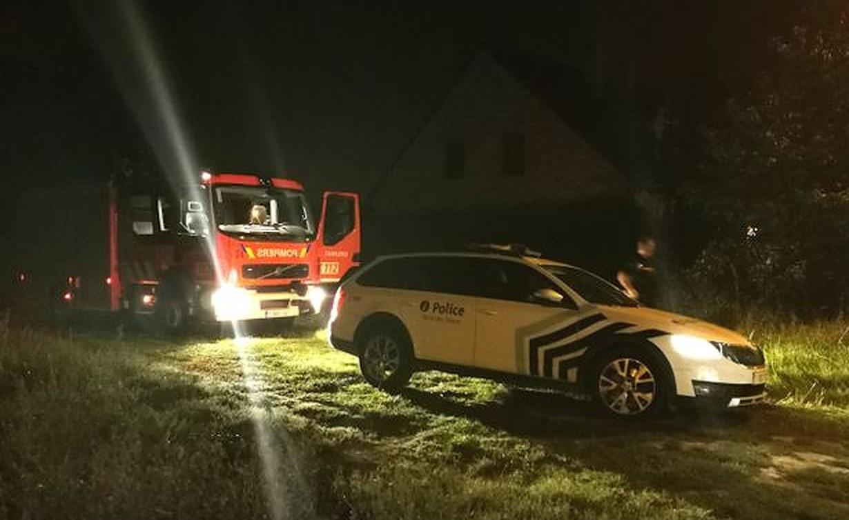 Mașină de poliție la locul unde au fost găsiți românii