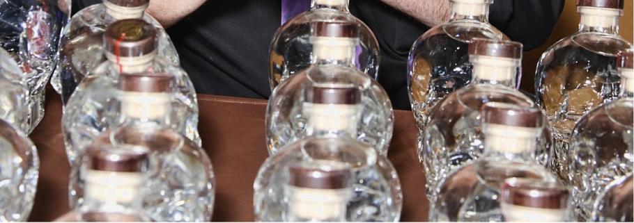 Român plecat la muncă în Anglia, arestat pentru furtul a 20.000 de litri de votcă Românul este de mai bine de două luni în închisoare