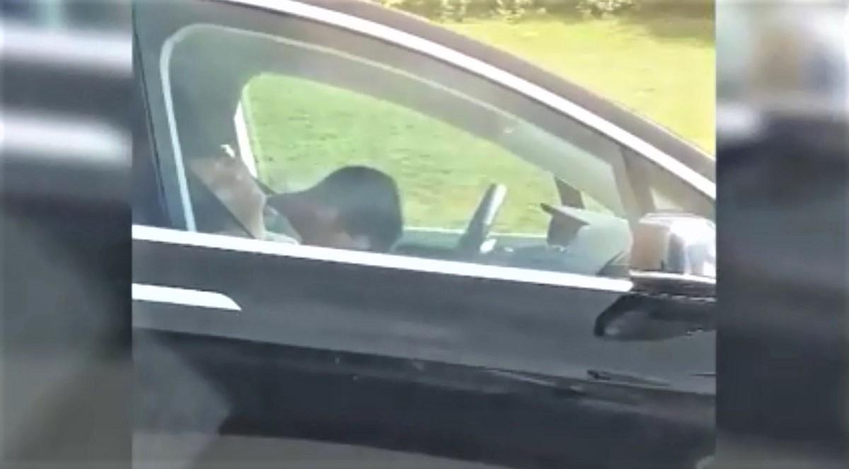 sofer doarme la volan Şoferul şi pasagerul dorm duşi într-o maşină Tesla care merge cu 100 km/oră