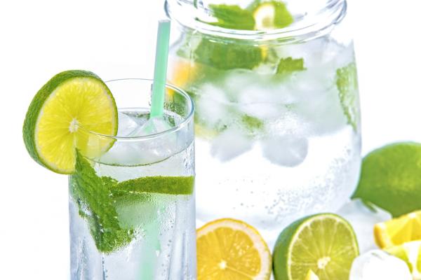 Motive pentru care este recomandat să bei apă minerală naturală