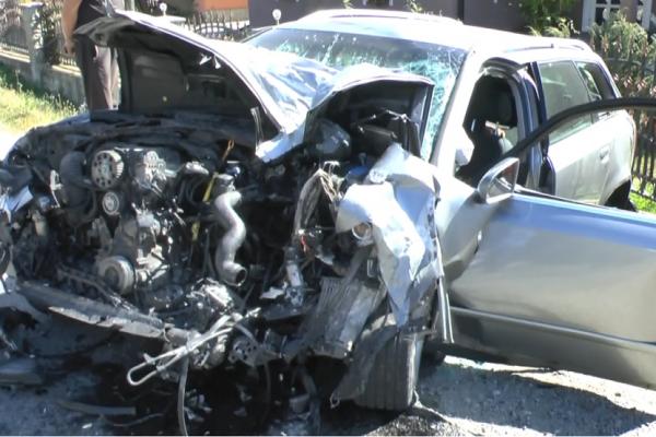 Şoferul mort a intrat cu maşina pe contrasens şi s-a oprit sub un autocar