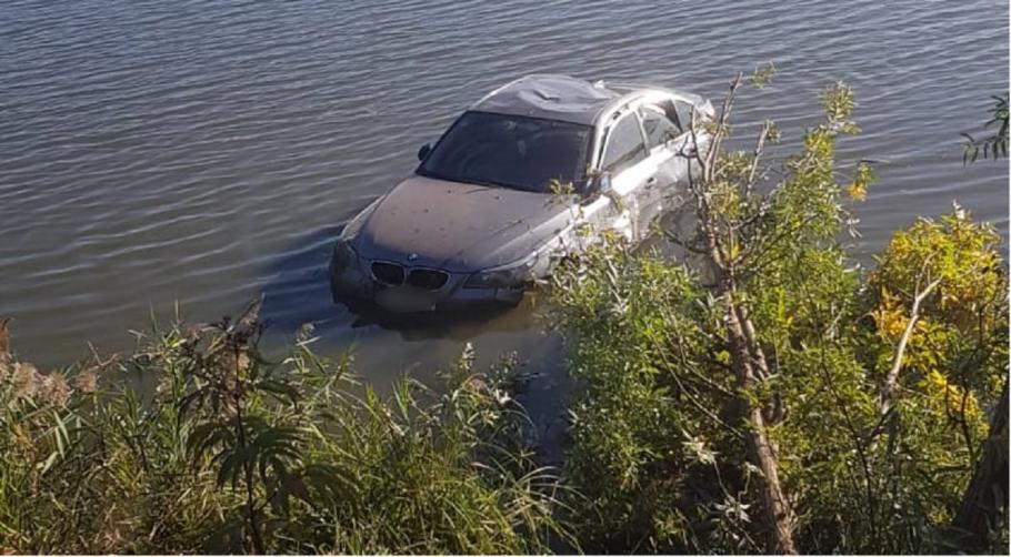 O şoferiţă din Suceava a zburat cu BMW-ul peste mal şi a ajuns cu maşina în iaz Maşina a fost serios avariată în urma acestui accident