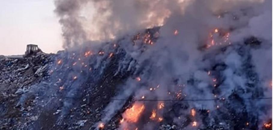 O nouă intervenţie a pompierilor la incendiul de la groapa de gunoi din Sighişoara Pompieri din Sighişoara şi Mureş intervin la faţa locului