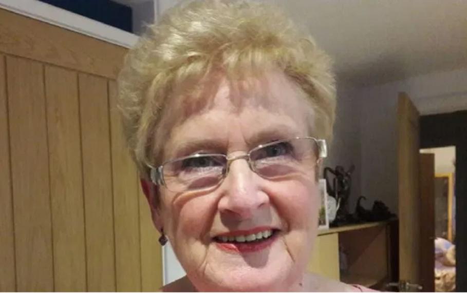 Susan, 73 de ani, s-a îndrăgostit pe internet de un tânăr care a păcălit-o cu 40.000 de lire sterline Susan a cheltuit 40.000 de lire sterline cu tânărul agăţat pe internet