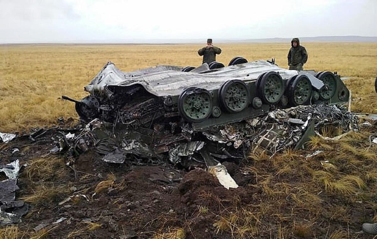 Rușii au aruncat două tancuri din avion, parașutele nu s-au deschis