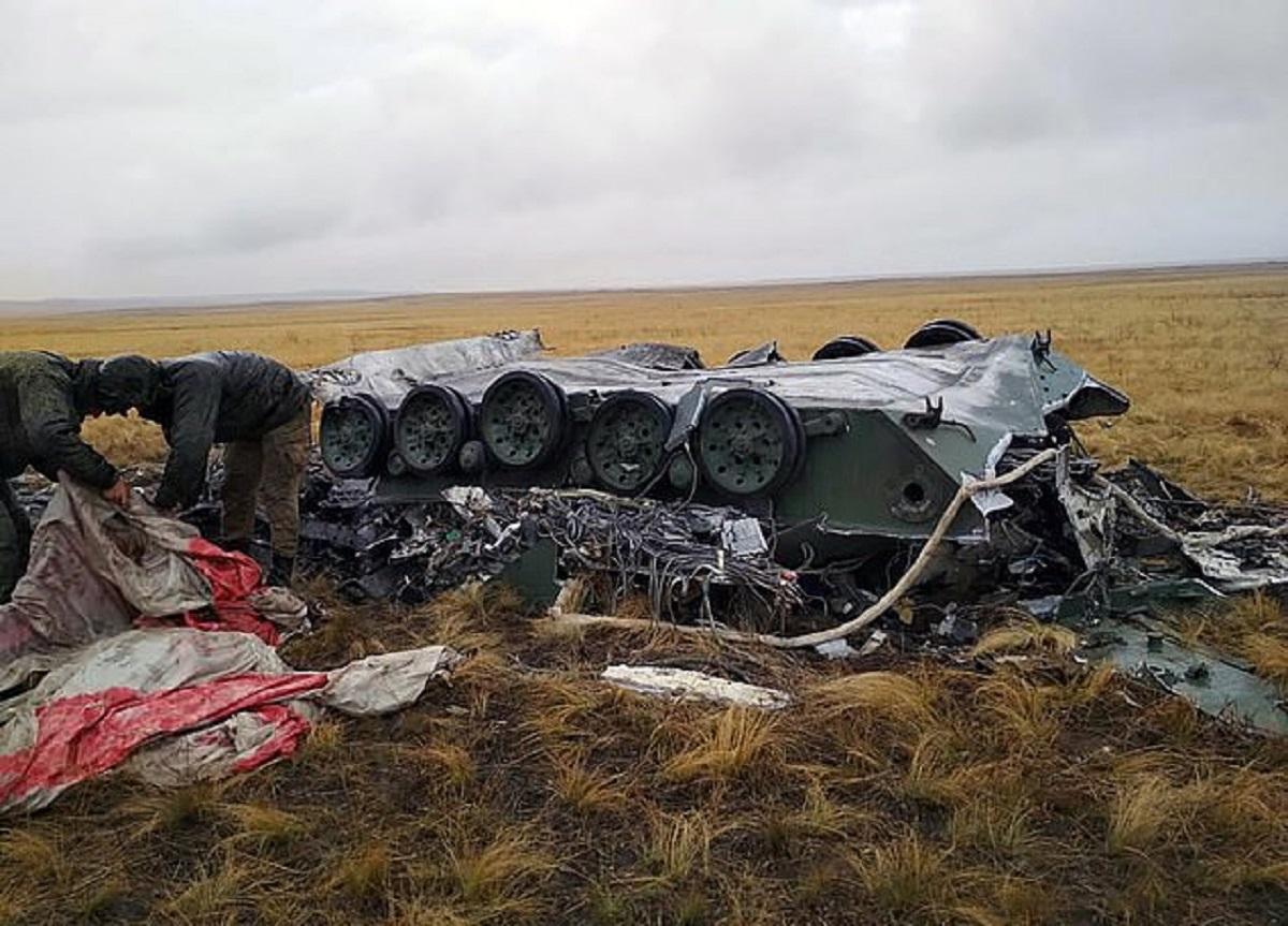 Rușii au aruncat două tancuri din avion, parașutele nu s-au deschis
