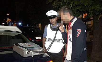 Șofer verificat cu etilotestul de un polițist italian