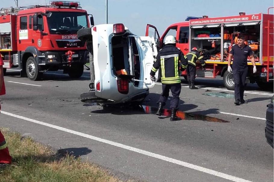Accident cu trei răniţi la Ovidiu. Două maşini s-au ciocnit violent Una dintre persoanele rănite în accidentul de la Ovidiu, preluată de un elicopter SMURD