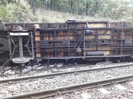 Tren deraiat în Mehedinţi, unul dintre vagoane s-a răsturnat