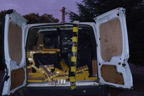 Poliţia caută să stabilească cine conducea microbuzul cu ţigări