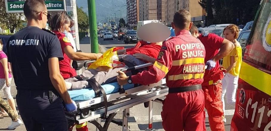 Femeie din Braşov, leşinată pe trecerea de pietoni, salvată de jandarmi Femeia din Braşov a leşinat pe trecerea de pietoni